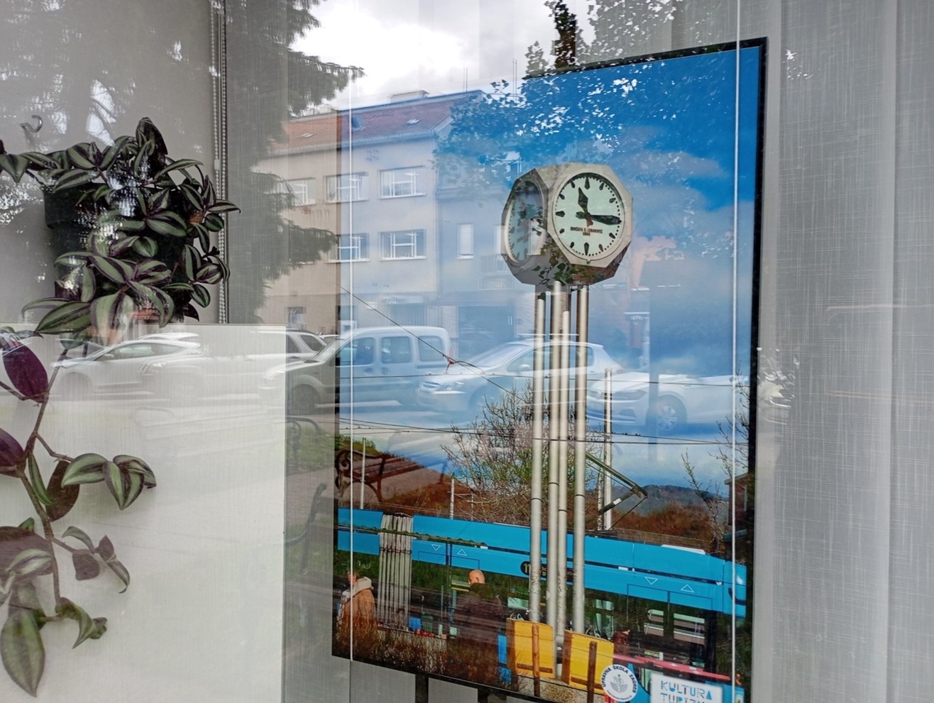 Pročitajte više o članku Izložba fotografija učenika Upravne škole Zagreb  „Pod vurom“ u Knjižnici Kustošija